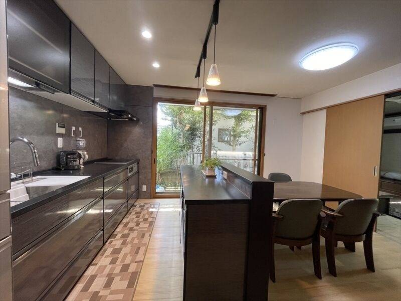 タカラスタンダード様から工務店のエアロックを紹介し頂いたおかげで、憧れのキッチンと狭かったお風呂も広げる提案も頂き、また和室もリビングから一体感のある部屋へと替えて頂きました。エアロックさんの提案にもびっくりさせられましたが、今では本当にやって良かったし感謝しております。有り難う御座いました。