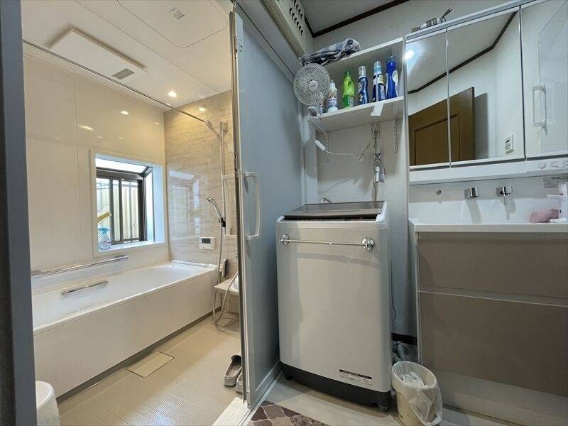 狭かった浴室を広げ、それに習って洗面所も広げてゆったりとしたタカラ製のユニットバスにしました。